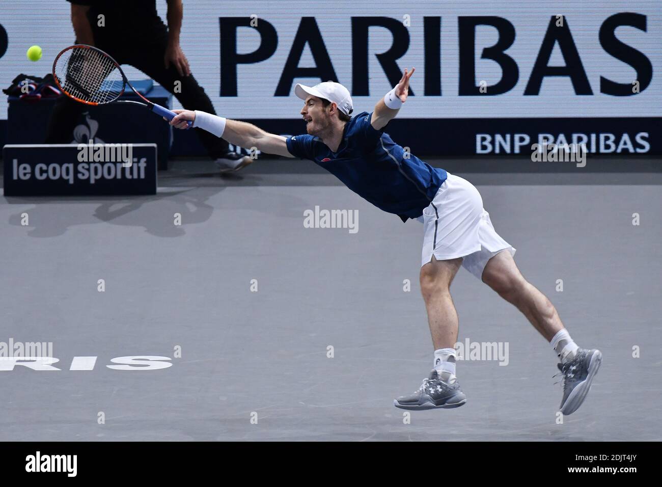 Andy Murray joue John Isner, des États-Unis, lors de la finale des Mens  Singles, le septième jour du BNP Paribas Masters au Palais Omnisports de  Bercy, le 6 novembre 2016 à Paris,