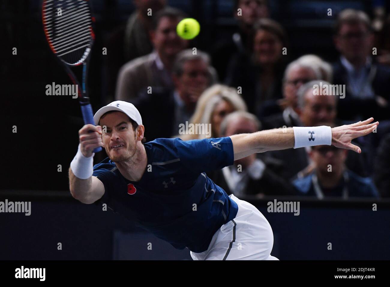 Andy Murray joue John Isner, des États-Unis, lors de la finale des Mens  Singles, le septième jour du BNP Paribas Masters au Palais Omnisports de  Bercy, le 6 novembre 2016 à Paris,