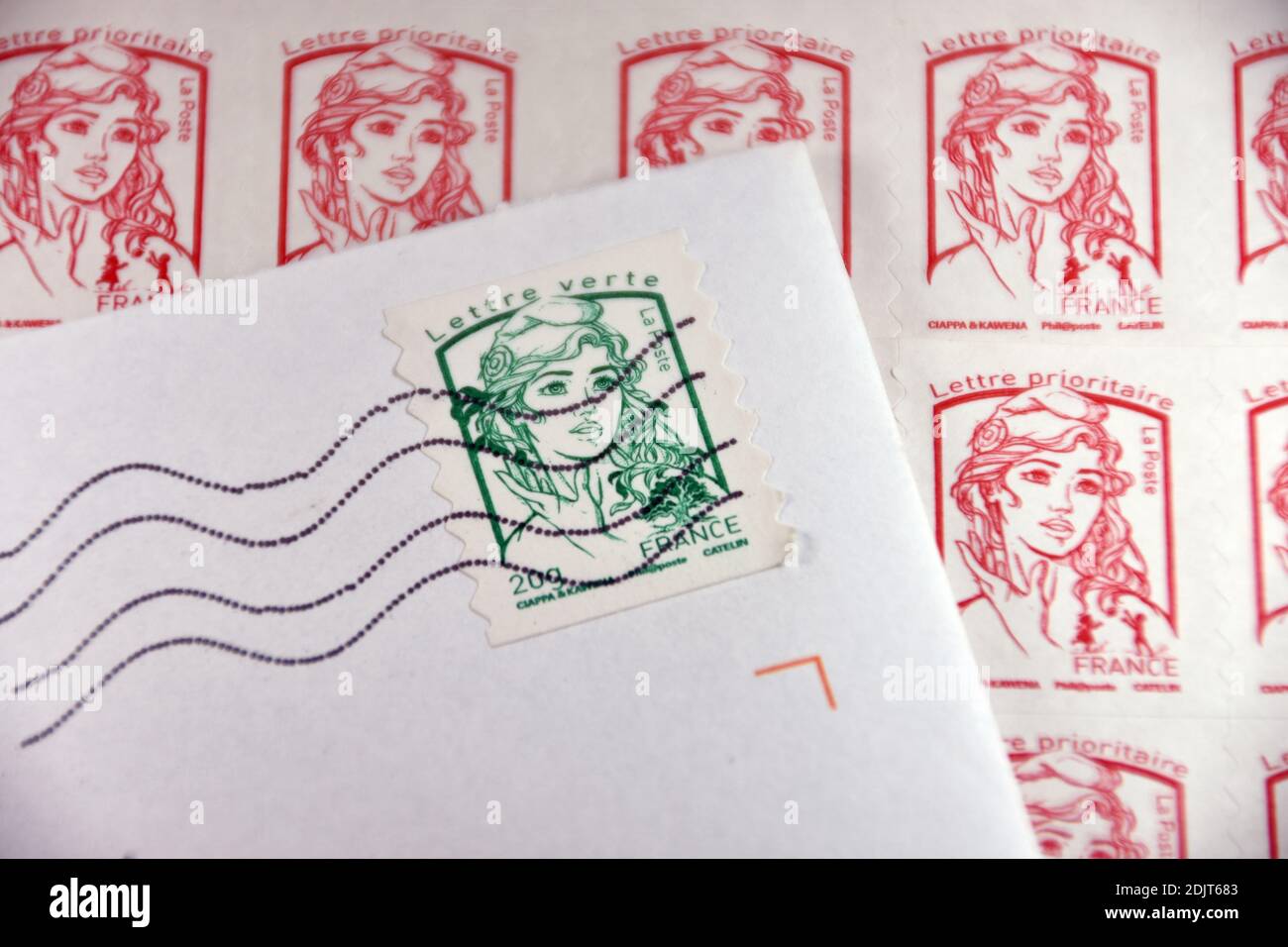 Marseille, France. 13 décembre 2020. Dans cette photo illustration, une enveloppe avec un cachet de poste vert visible sur l'exposition.le groupe la poste a annoncé que le prix des timbres augmentera de 4.7% en moyenne à compter du 1er janvier 2021. Crédit : Gerard Bottino/SOPA Images/ZUMA Wire/Alamy Live News Banque D'Images