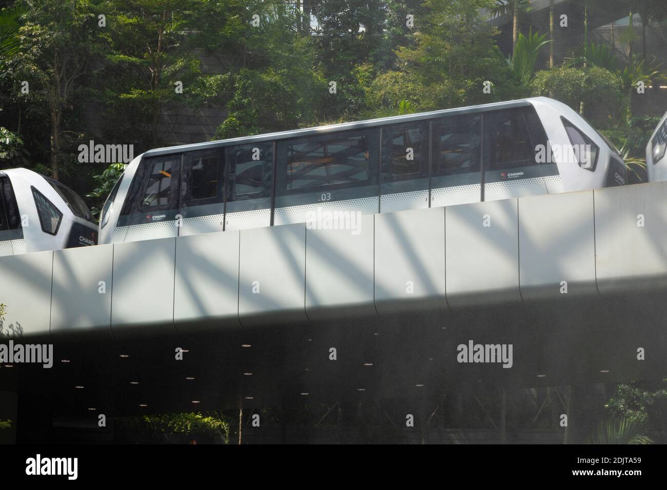 Singapour - 21 octobre 2019 : SkyTrain en transit, aéroport international de Singapour, immeuble de l'aéroport de Jewel Changi. Banque D'Images