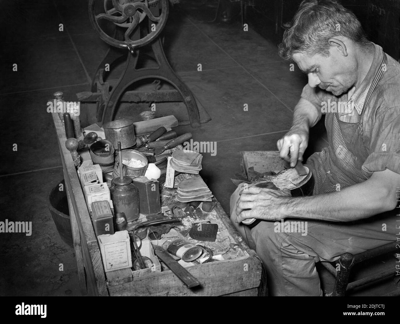 Le cuir, qui forme le talon, est appliqué en couches et est classé vers le bas pour la mise en forme précise, Boot Shop, Alpine, Texas, États-Unis, Russell Lee, U.S. Office of War information/États-Unis Administration de la sécurité agricole, mai 1939 Banque D'Images