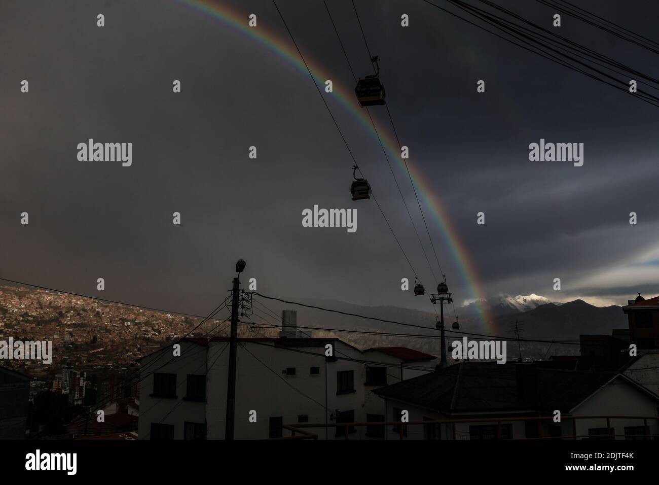 Après une pluie dans la ville de la Paz Bolivie, vous pouvez voir un arc-en-ciel orné par le transport aérien Teleferico. Crédits: Abad Miranda Banque D'Images