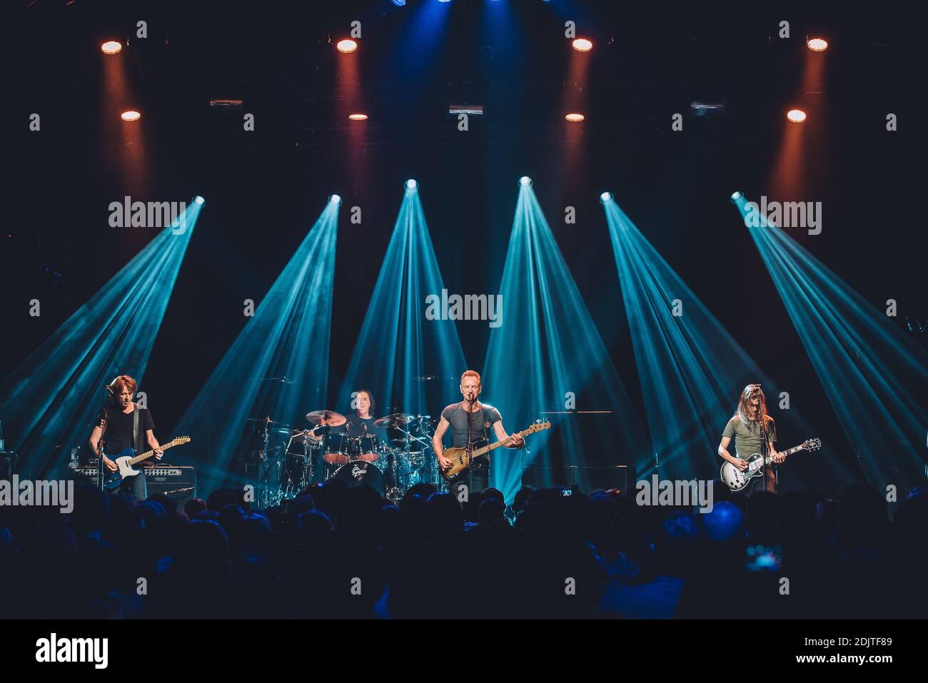 La rock star Sting rouvre le Bataclan le 12 novembre, la célèbre salle de concert de Paris où les jihadistes ont massacré 90 personnes, avec un spectacle extrêmement symbolique pour marquer le premier anniversaire des attaques terroristes les plus sanglants de la France. Des dizaines de survivants de l'assaut de Bataclan -- le pire des attaques par arme à feu et suicide à travers la ville cette nuit-là qui a fait 130 morts -- assisteront au concert, l'événement dominant dans un week-end de commémorations par ailleurs peu importantes à Paris France le 12 novembre 2016. Photo de Boris Allin - Hans Lucas/ABACAPRESS.COM Banque D'Images