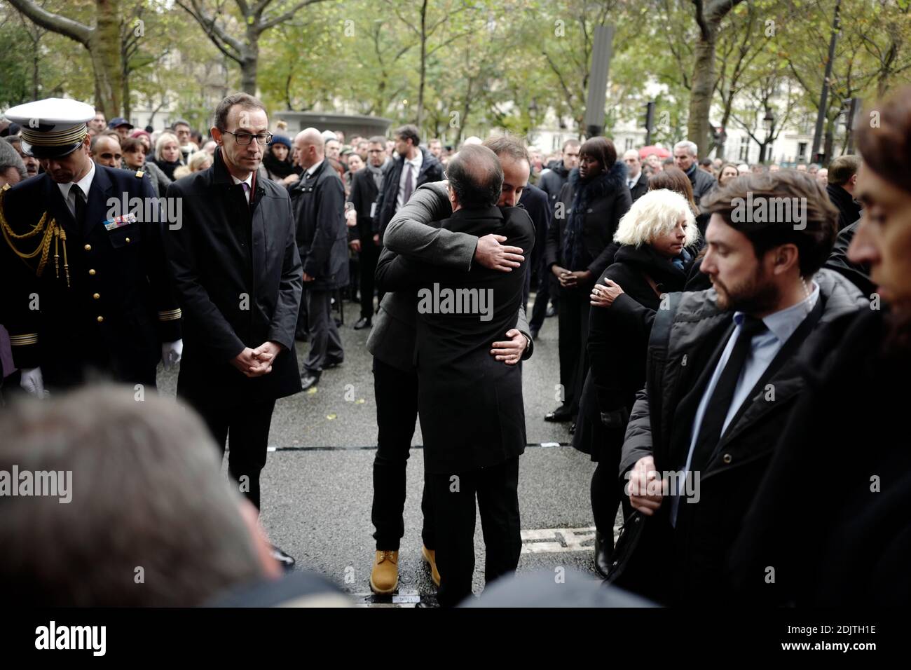 Le président français François Hollande et la mairesse de Paris Anne Hidalgo, en présence de la ministre junior de l'assistance aux victimes Juliette Meadel, du ministre de l'intérieur Bernard Cazeneuve, du ministre de la Justice Jean-Jacques Urvoas, du Premier ministre Manuel Valls , président de l'association "13Onze15 Fraternite-Verite" Georges Salines , Caroline Langlade, présidente de la « vie pour Paris », et Arthur Denouveaux, vice-président, ont rendu hommage à l'occasion de leur dévoilement d'une plaque commémorative devant le café du Comptoir Voltaire, sur le boulevard Voltaire à Paris, le 13 novembre 2016, lors d'une cérémonie marquant le premier anniversaire Banque D'Images