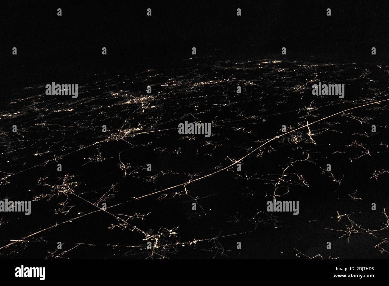 Vue en grand angle sur une ville illuminée la nuit un avion Banque D'Images