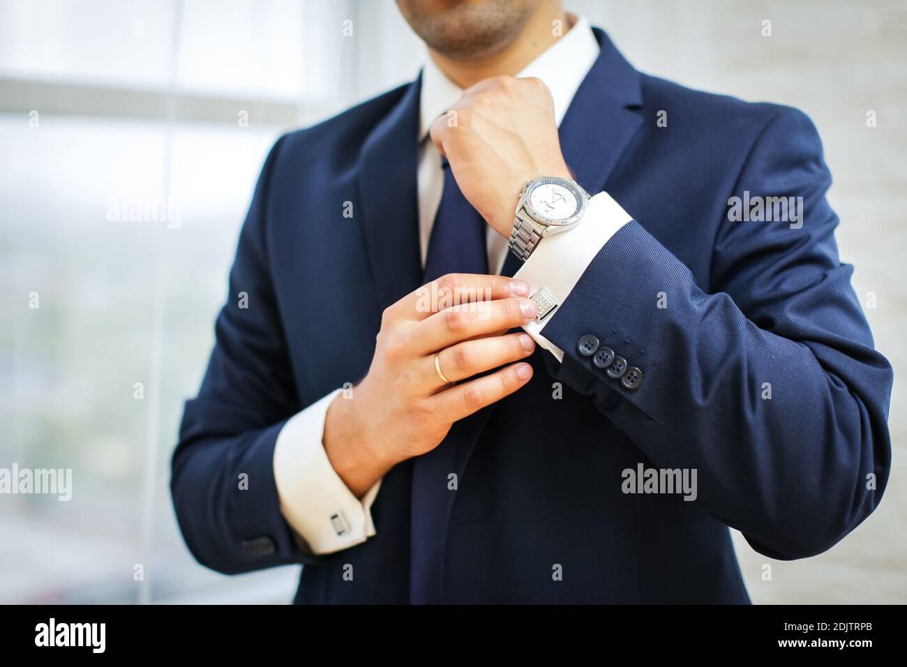 Section médiane de la chemise homme d'affaires à lien manchette à la maison  Photo Stock - Alamy