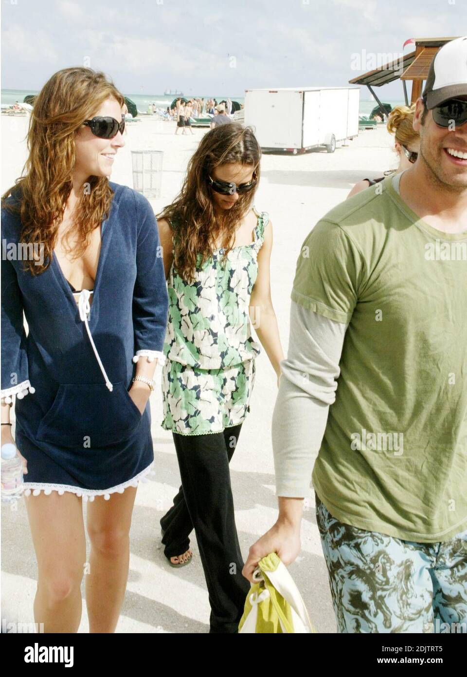 Jessica Alba et Hunky fiance Cash Warren se détendent sur Miami Beach en Floride. Le réveillon du nouvel an. 12/31/06 Banque D'Images