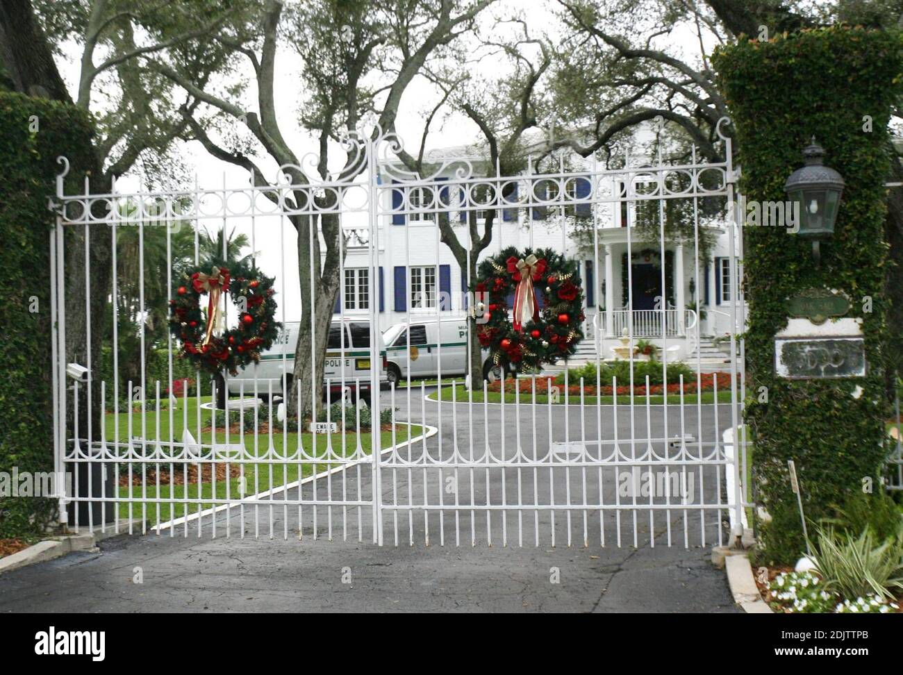 Des hommes bien placés ont vu patrouiller le domaine du manoir riverain de Miami, propriété de Robin Gibb de Beegees. Trois fourgonnettes Sherriff Dept ont également été vues dans l'allée, 12/26/06 Banque D'Images