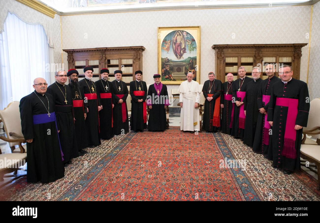 Pope Francis meets with the head of the Assyrian Church of the East, Mar Gewargis III, who was making his first visit to the Vatican on November 17, 2016 since being elected as Catholicos-Patriarch in September last year. In his words to the new leader of this Church the Pope appealed for an end to the conflicts in the Middle East which cause such great suffering to Christians and members of other religious or ethnic minorities. Photo by ABACAPRESS.COM Banque D'Images