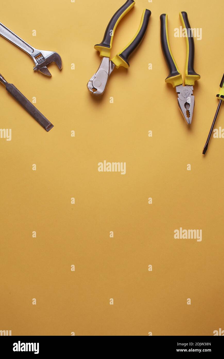 Ensemble d'outils sur fond jaune avec espace pour texte Banque D'Images