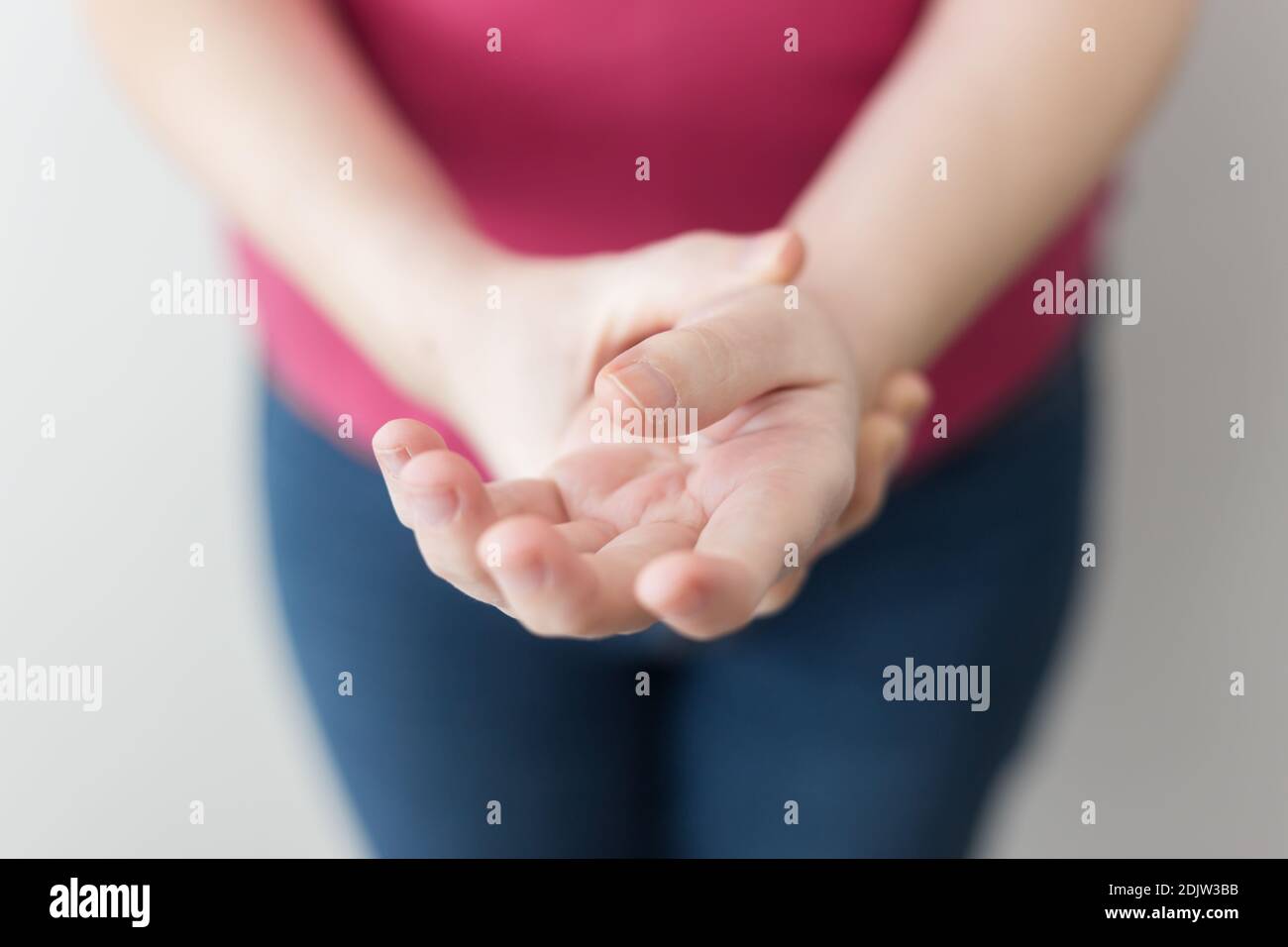 Femme caucasienne souffrant de douleurs osseuses. Concept avec réel Banque D'Images