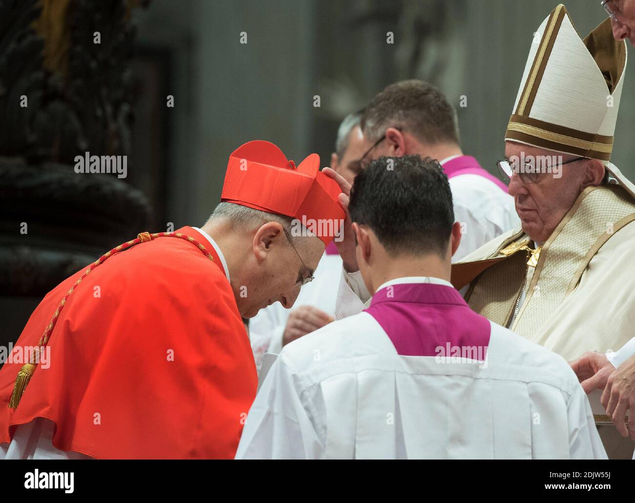 Le Pape François nomme le nouveau Cardinal Mario Zenari d'Italie, lors d'un Consistoire public ordinaire dans la Basilique Saint-Pierre au Vatican le 19 novembre 2016. Le pape François a créé 17 nouveaux cardinaux. Photo par ABACAPRESS.COM Banque D'Images Le Pape François nomme le nouveau Cardinal Mario Zenari d'Italie, lors d'un Consistoire public ordinaire dans la Basilique Saint-Pierre au Vatican le 19 novembre 2016. Le pape François a créé 17 nouveaux cardinaux. Photo par ABACAPRESS.COM Banque D'Images