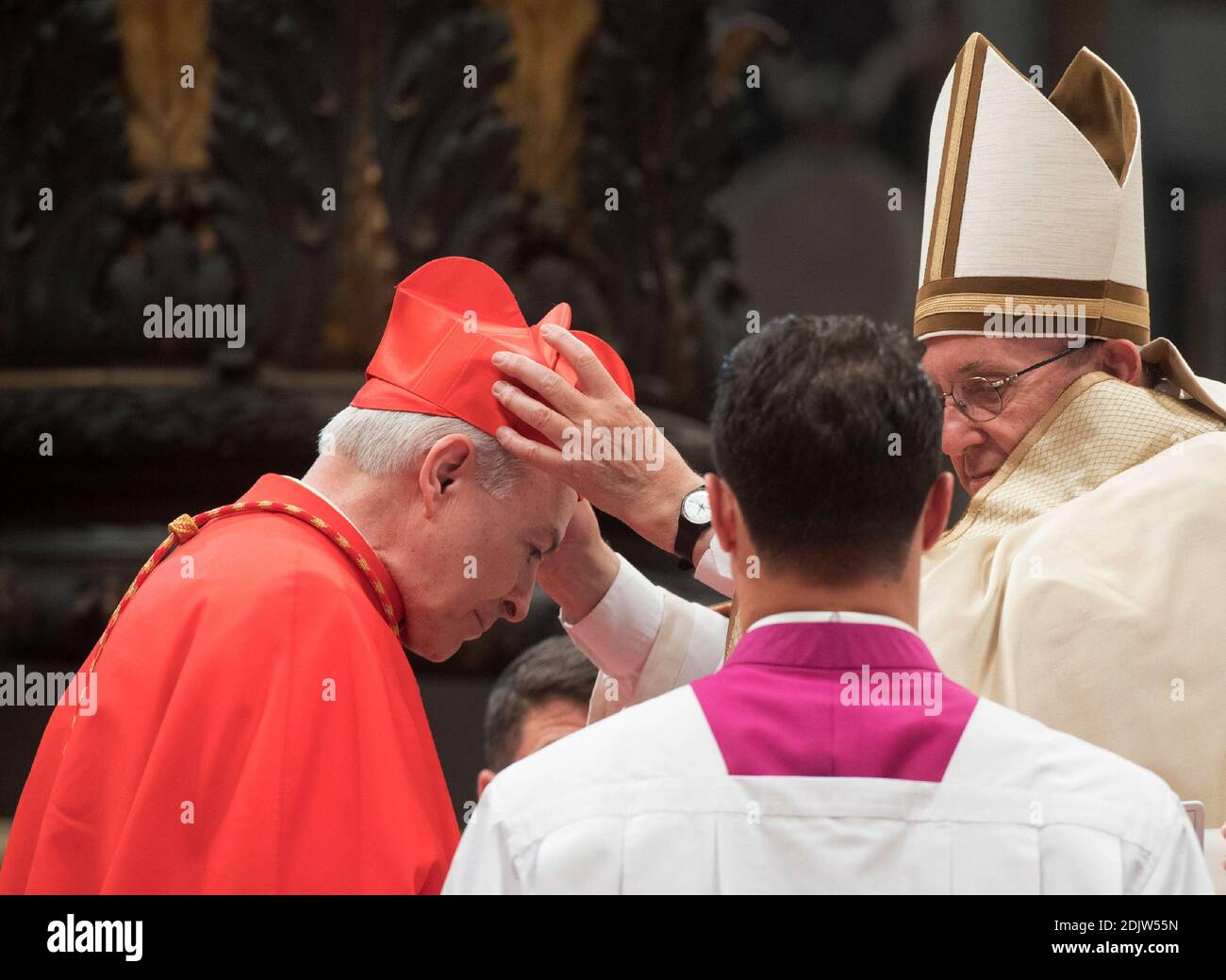 Le pape François nomme le nouveau cardinal Carlos AGUIAR RETES du Mexique lors d'un consistoire public ordinaire dans la basilique Saint-Pierre au Vatican le 19 novembre 2016. Le pape François a créé 17 nouveaux cardinaux. Photo par ABACAPRESS.COM Banque D'Images Le pape François nomme le nouveau cardinal Carlos AGUIAR RETES du Mexique lors d'un consistoire public ordinaire dans la basilique Saint-Pierre au Vatican le 19 novembre 2016. Le pape François a créé 17 nouveaux cardinaux. Photo par ABACAPRESS.COM Banque D'Images