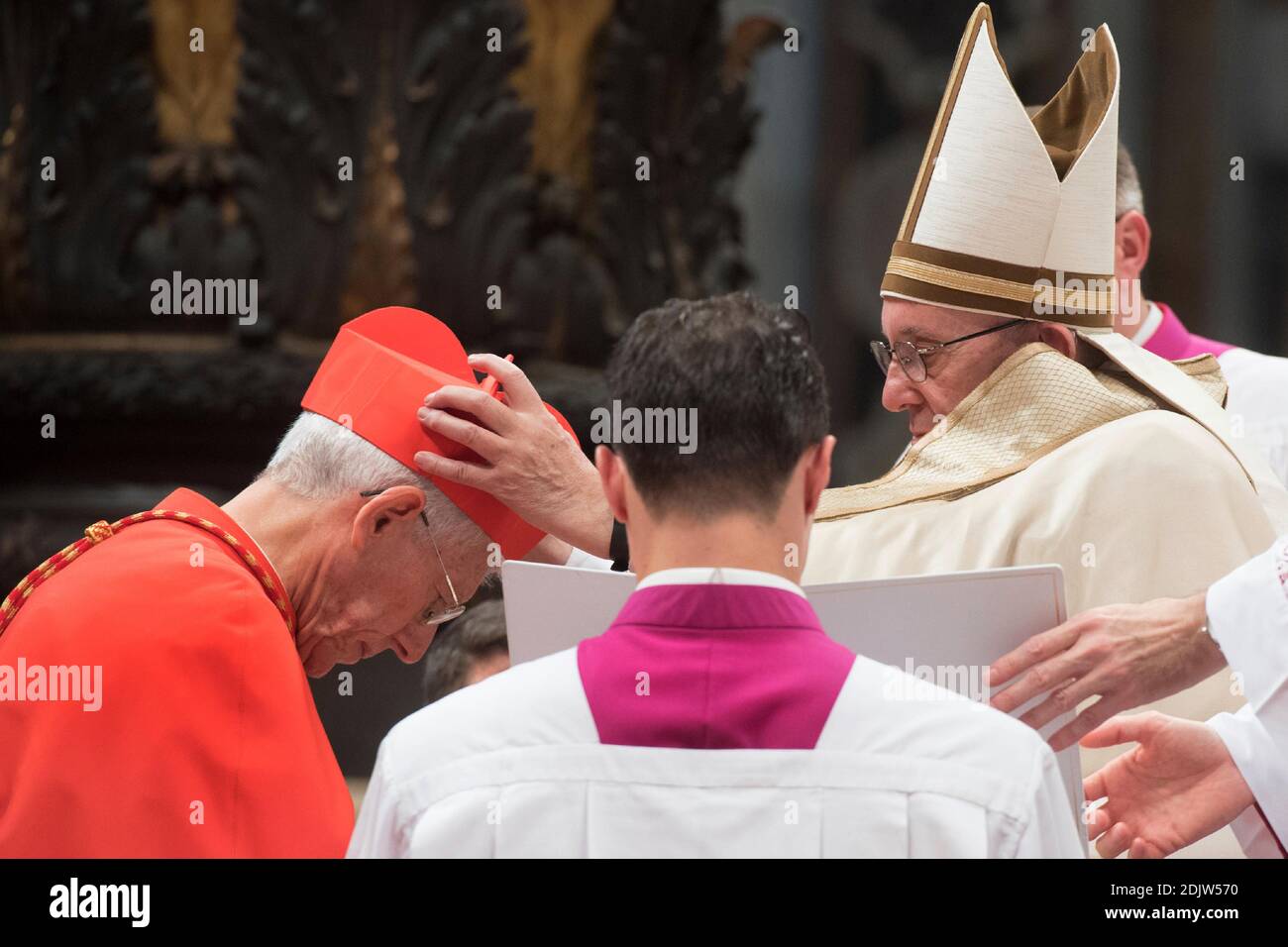 Le pape François nomme le nouveau cardinal Maurice PIAT de l'île Maurice, lors d'un consistoire public ordinaire dans la basilique Saint-Pierre au Vatican, le 19 novembre 2016. Le pape François a créé 17 nouveaux cardinaux. Photo par ABACAPRESS.COM Banque D'Images Le pape François nomme le nouveau cardinal Maurice PIAT de l'île Maurice, lors d'un consistoire public ordinaire dans la basilique Saint-Pierre au Vatican, le 19 novembre 2016. Le pape François a créé 17 nouveaux cardinaux. Photo par ABACAPRESS.COM Banque D'Images