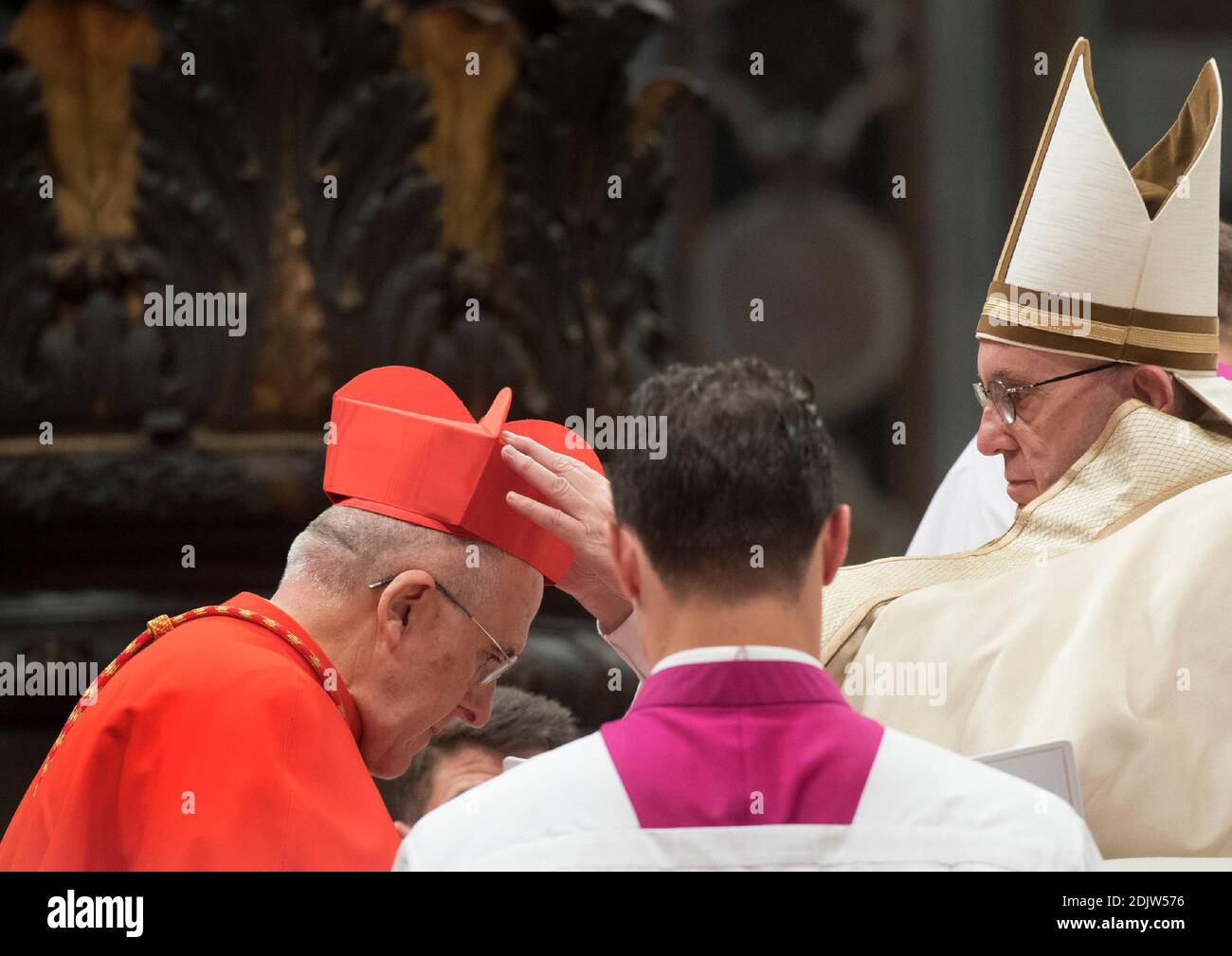 Le pape François nomme le nouveau cardinal Carlos OSORO SIERRA d'Espagne, lors d'un consistoire public ordinaire dans la basilique Saint-Pierre au Vatican, le 19 novembre 2016. Le pape François a créé 17 nouveaux cardinaux. Photo par ABACAPRESS.COM Banque D'Images Le pape François nomme le nouveau cardinal Carlos OSORO SIERRA d'Espagne, lors d'un consistoire public ordinaire dans la basilique Saint-Pierre au Vatican, le 19 novembre 2016. Le pape François a créé 17 nouveaux cardinaux. Photo par ABACAPRESS.COM Banque D'Images