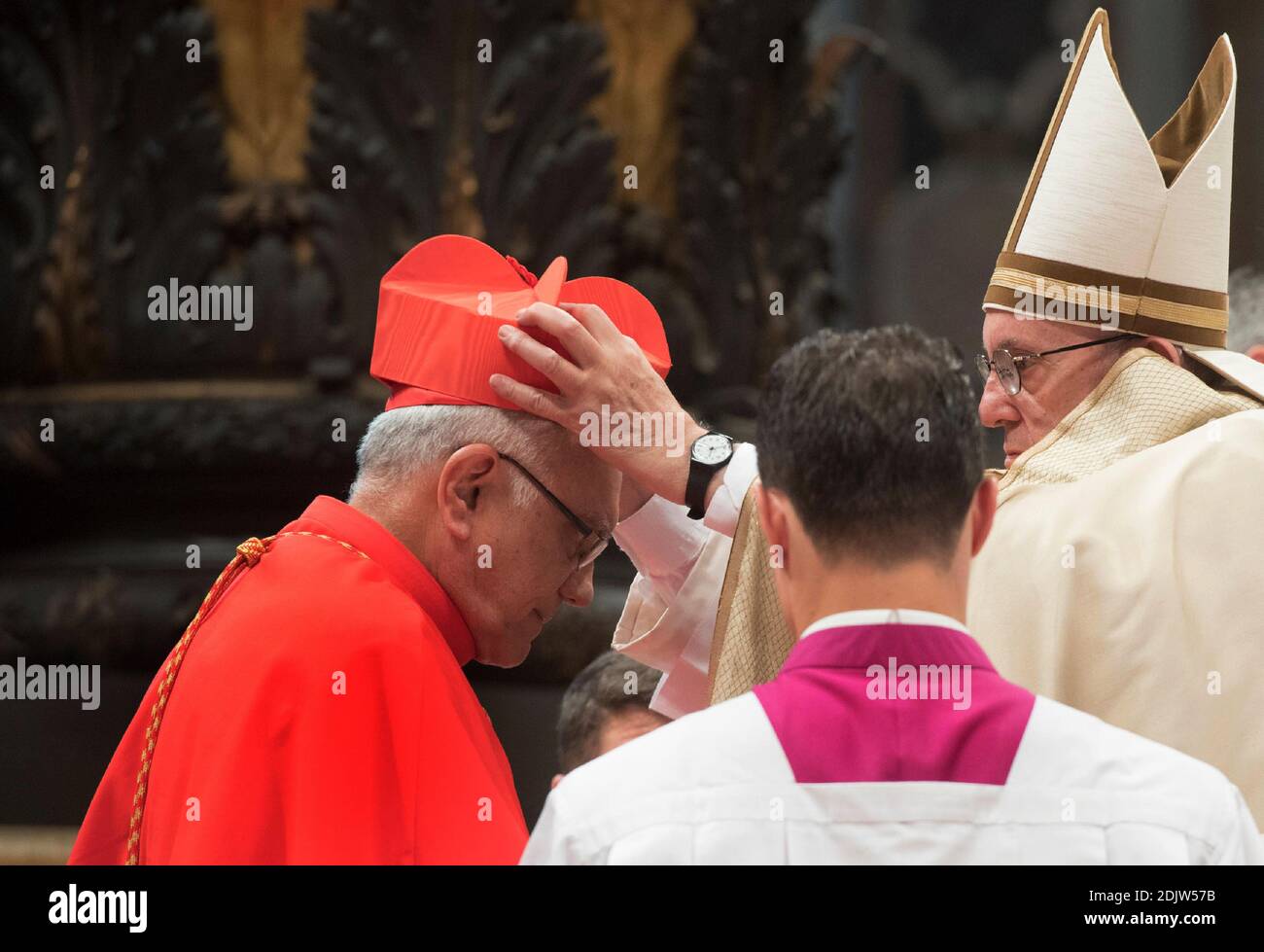 Le pape François nomme le nouveau cardinal Baltazar Enrique PORRAS CARDOZO du Venezuela, lors d'un consistoire public ordinaire dans la basilique Saint-Pierre au Vatican, le 19 novembre 2016. Le pape François a créé 17 nouveaux cardinaux. Photo par ABACAPRESS.COM Banque D'Images Le pape François nomme le nouveau cardinal Baltazar Enrique PORRAS CARDOZO du Venezuela, lors d'un consistoire public ordinaire dans la basilique Saint-Pierre au Vatican, le 19 novembre 2016. Le pape François a créé 17 nouveaux cardinaux. Photo par ABACAPRESS.COM Banque D'Images