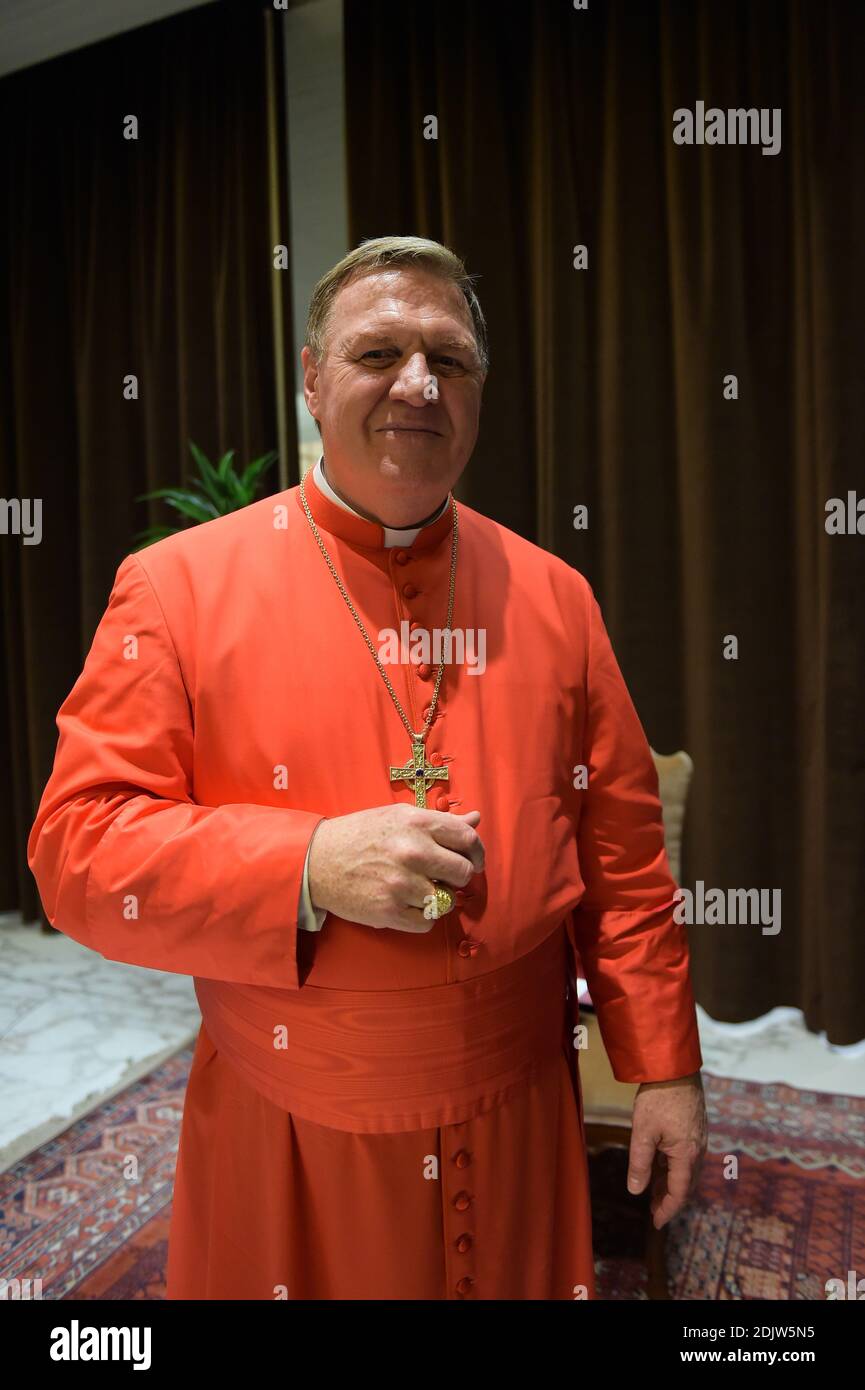 Le cardinal nouvellement élevé Joseph William TOBIN des États-Unis assiste à une visite de courtoisie à la suite d'un consistoire le 19 novembre 2016 à la salle d'audience Paul VI au Vatican. Le pape François a créé 17 nouveaux cardinaux du monde entier. Photo par Eric Vandeville/ABACAPRESS.COM Banque D'Images Le cardinal nouvellement élevé Joseph William TOBIN des États-Unis assiste à une visite de courtoisie à la suite d'un consistoire le 19 novembre 2016 à la salle d'audience Paul VI au Vatican. Le pape François a créé 17 nouveaux cardinaux du monde entier. Photo par Eric Vandeville/ABACAPRESS.COM Banque D'Images