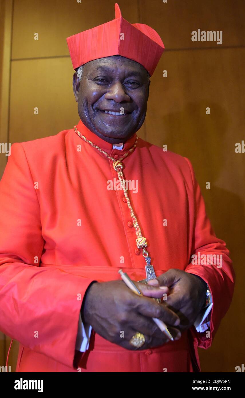 Le cardinal nouvellement élevé John RIBAT de la Nouvelle-Guinée assiste à une visite de courtoisie à la suite d'un consistoire le 19 novembre 2016 à la salle d'audience Paul VI du Vatican. Le pape François a créé 17 nouveaux cardinaux du monde entier. Photo par Eric Vandeville/ABACAPRESS.COM Banque D'Images Le cardinal nouvellement élevé John RIBAT de la Nouvelle-Guinée assiste à une visite de courtoisie à la suite d'un consistoire le 19 novembre 2016 à la salle d'audience Paul VI du Vatican. Le pape François a créé 17 nouveaux cardinaux du monde entier. Photo par Eric Vandeville/ABACAPRESS.COM Banque D'Images