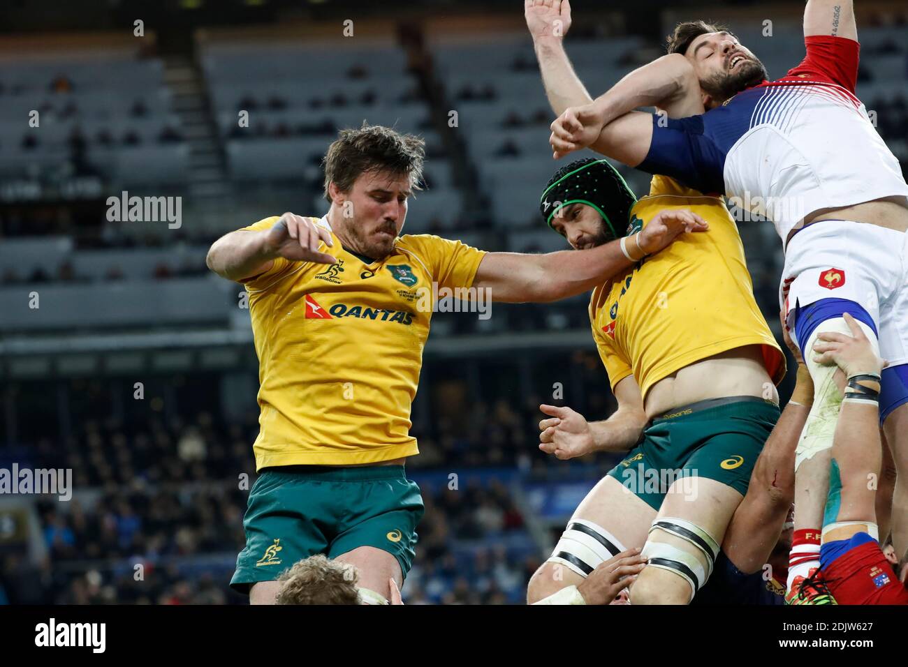 Kevin Gourdon en France combat Kane Douglas et Scott Fardy en Australie lors du match international de rugby d'automne de la France au Stade de France, St-Denis, France, le 19 novembre 2016. L'Australie a gagné 25-23. Photo de Henri Szwarc/ABACAPRESS.COM Banque D'Images Kevin Gourdon en France combat Kane Douglas et Scott Fardy en Australie lors du match international de rugby d'automne de la France au Stade de France, St-Denis, France, le 19 novembre 2016. L'Australie a gagné 25-23. Photo de Henri Szwarc/ABACAPRESS.COM Banque D'Images