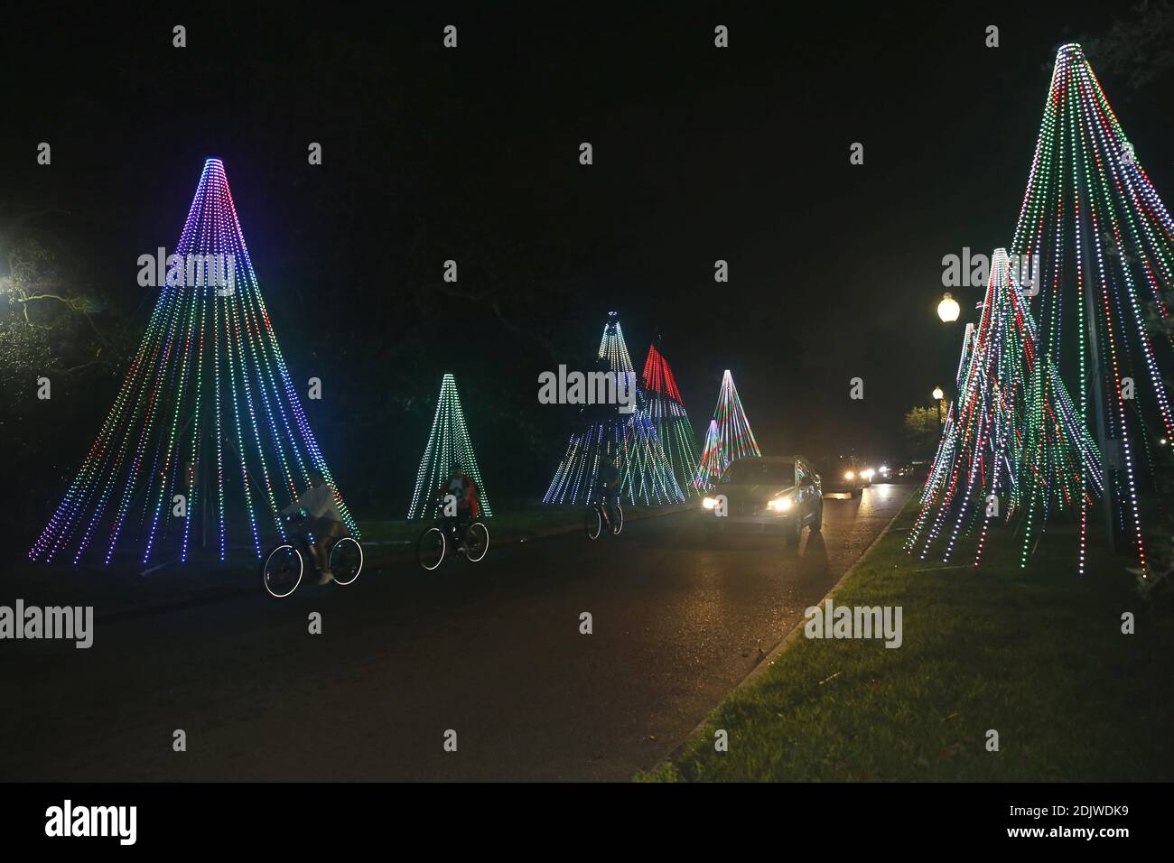 La Nouvelle-Orléans, États-Unis. 14 décembre 2020. Les visiteurs dans leurs véhicules ou sur leurs bicyclettes peuvent voir les installations illuminées pendant la Celebration in the Oaks à la Nouvelle-Orléans, Louisiane, États-Unis, le 13 décembre 2020. La célébration annuelle dans les Oaks a lieu à la Nouvelle-Orléans jusqu'au 3 janvier 2021. Credit: LAN Wei/Xinhua/Alay Live News Banque D'Images