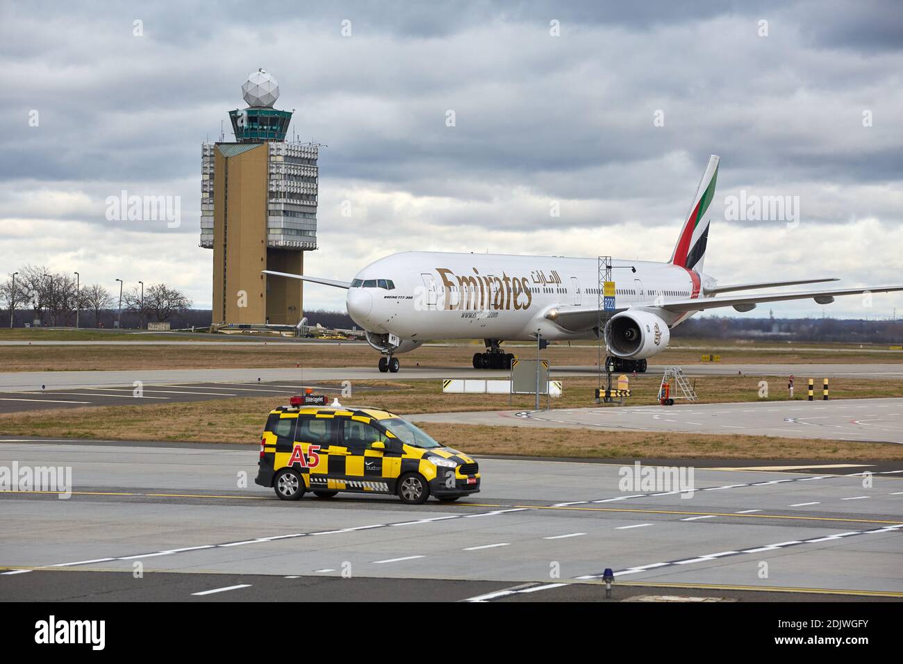 Le roulage à l'aéroport à l'avion Banque D'Images
