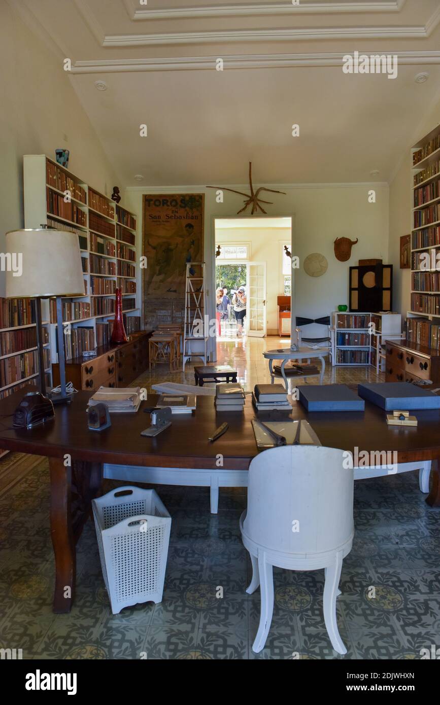 Finca Vigía est une maison à San Francisco de Paula Ward à la Havane, Cuba qui était autrefois la résidence de l'écrivain américain célèbre Ernest Hemingway et qui a depuis été transformé en musée. Banque D'Images