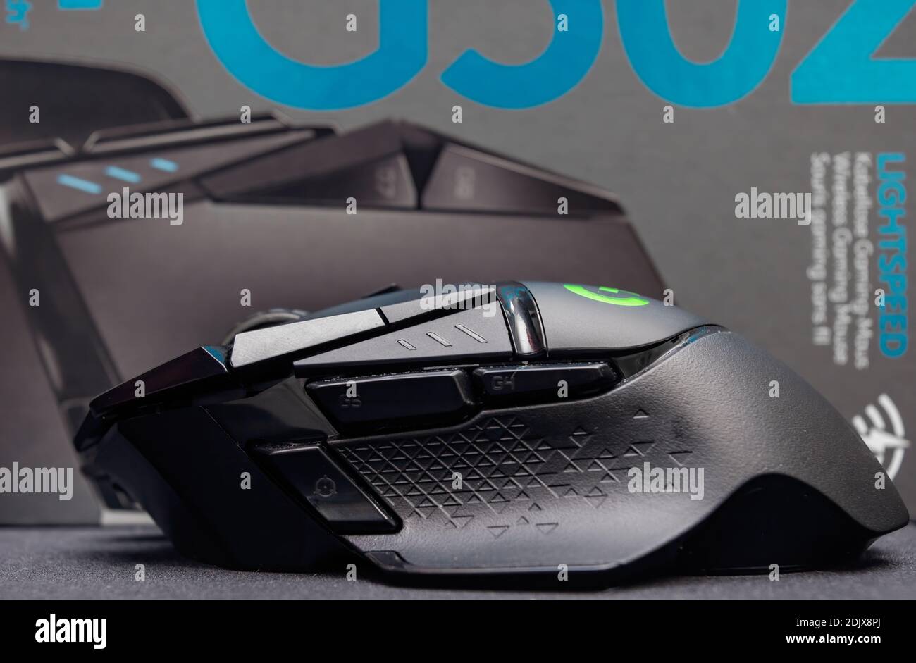 17 novembre 2020 - Bucarest, Roumanie. La souris de jeu Logitech G502 sur l'écran affiche toutes les fonctionnalités Banque D'Images