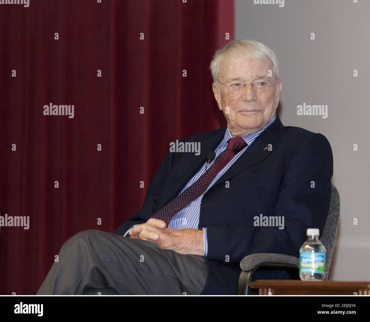 L'astronaute de mercure Scott Carpenter prend place sur scène dans l'auditorium d'entraînement du Kennedy Space Center de la NASA à Cape Canaveral, en Floride, pour la présentation « 50 ans d'Américains à Orbit » à l'intention des employés le 17 février 2012. John Glenn, astronaute de Mercury, Charles Bolden, administrateur de la NASA, et Bob Cabana, directeur du Centre spatial Kennedy, se sont joints à Carpenter pour l'événement. Cette année marque 50 ans depuis que Glenn et Carpenter sont devenus les deux premiers Américains à orbite autour de la Terre. .photo obligatoire par Kim Shiflett / NASA via CNP/ABACAPRESS.COM Banque D'Images