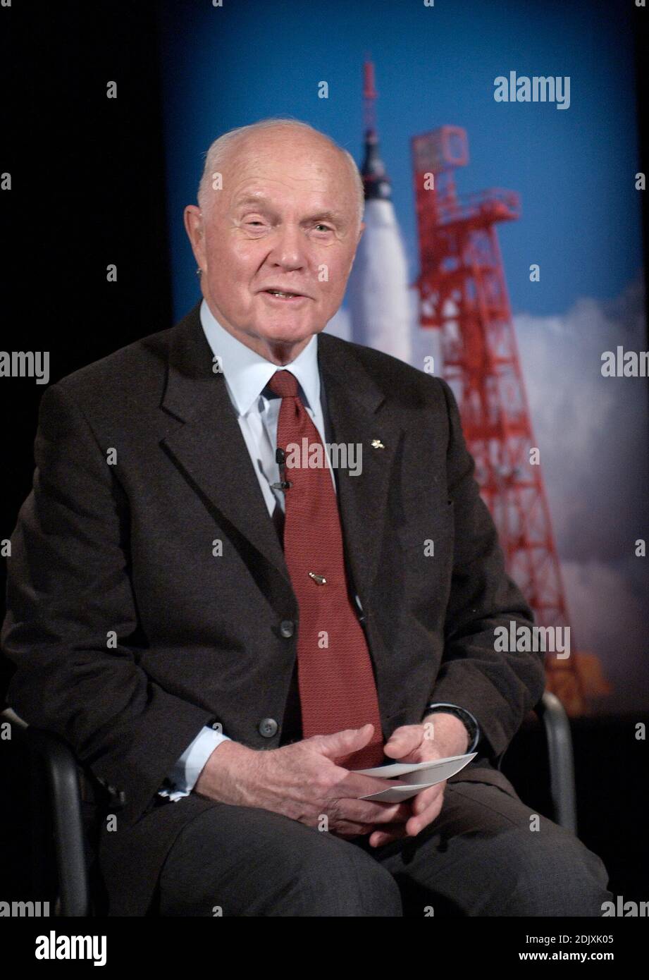 L'ancien sénateur des États-Unis John H. Glenn, Jr. (Démocrate de l'Ohio) parle par satellite à l'équipage à bord de la Station spatiale internationale le 20 février 2002 au siège de la NASA à Washington, DC. Glenn s'est arrêté par la NASA pour commémorer le 40e anniversaire de son vol orbital historique de Mercury. Le 20 février 1962, Glenn est devenu le premier américain à faire orbite autour de la Terre, se précipitant trois fois autour du globe dans un vol qui a duré près de cinq heures..photo obligatoire par Bill Ingalls / NASA via CNP/ABACAPRESS.COM Banque D'Images