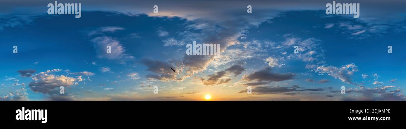 360 panorama du ciel bleu foncé avec des nuages HDR sans couture format sphérique équirectangulaire avec zénith complet pour une utilisation en 3D, jeu et pour Banque D'Images