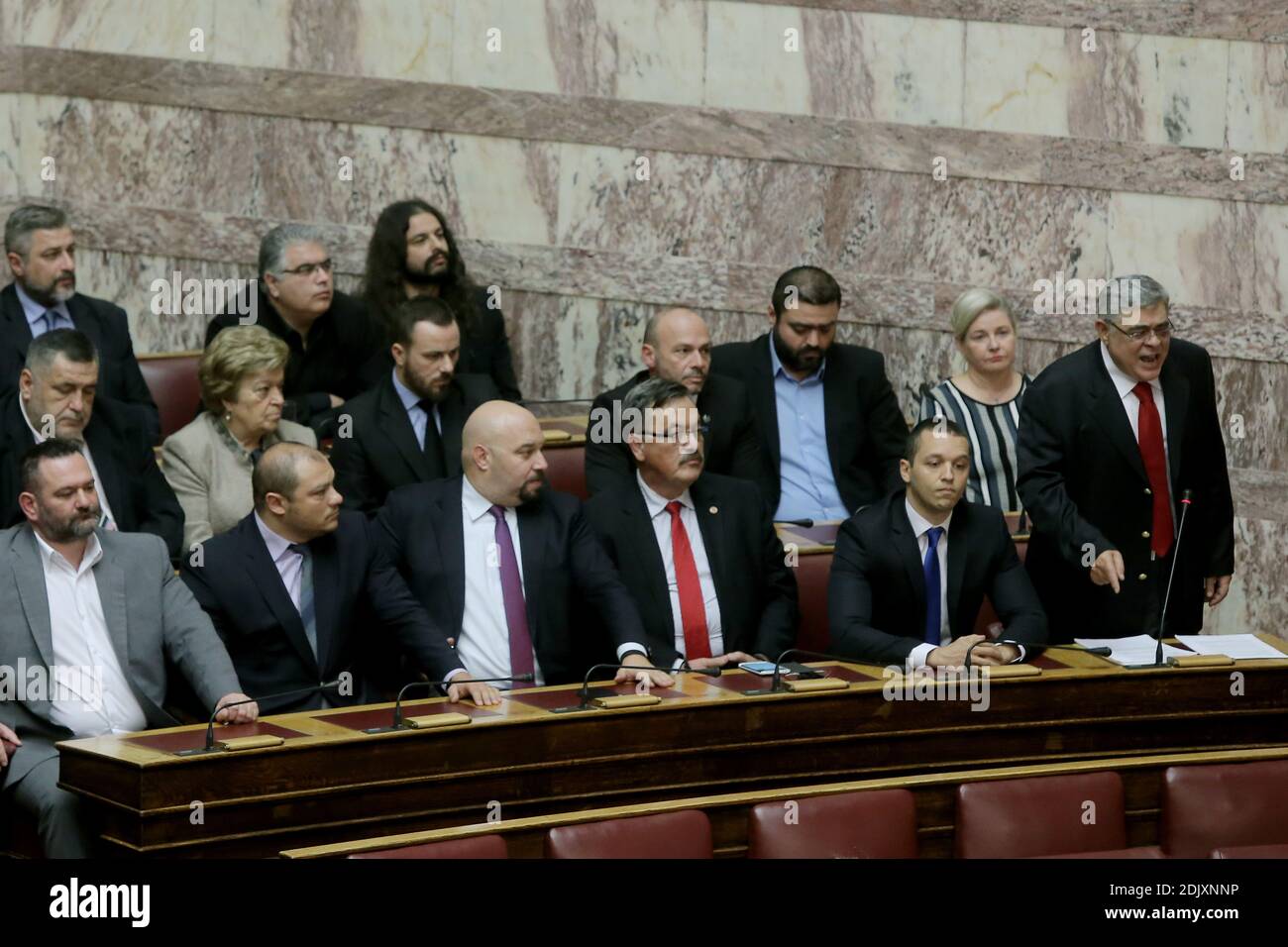 Le groupe parlementaire du parti ultra-nationaliste Aube dorée avec leur chef Nikos Michaloliakos, prenant la parole au plénum, pendant le débat et le vote au Parlement grec sur le budget de l'État 2017, dans la soirée du samedi 10 décembre 2016. Photo de Panayotis Tzamaros/ABACAPRESS.COM Banque D'Images