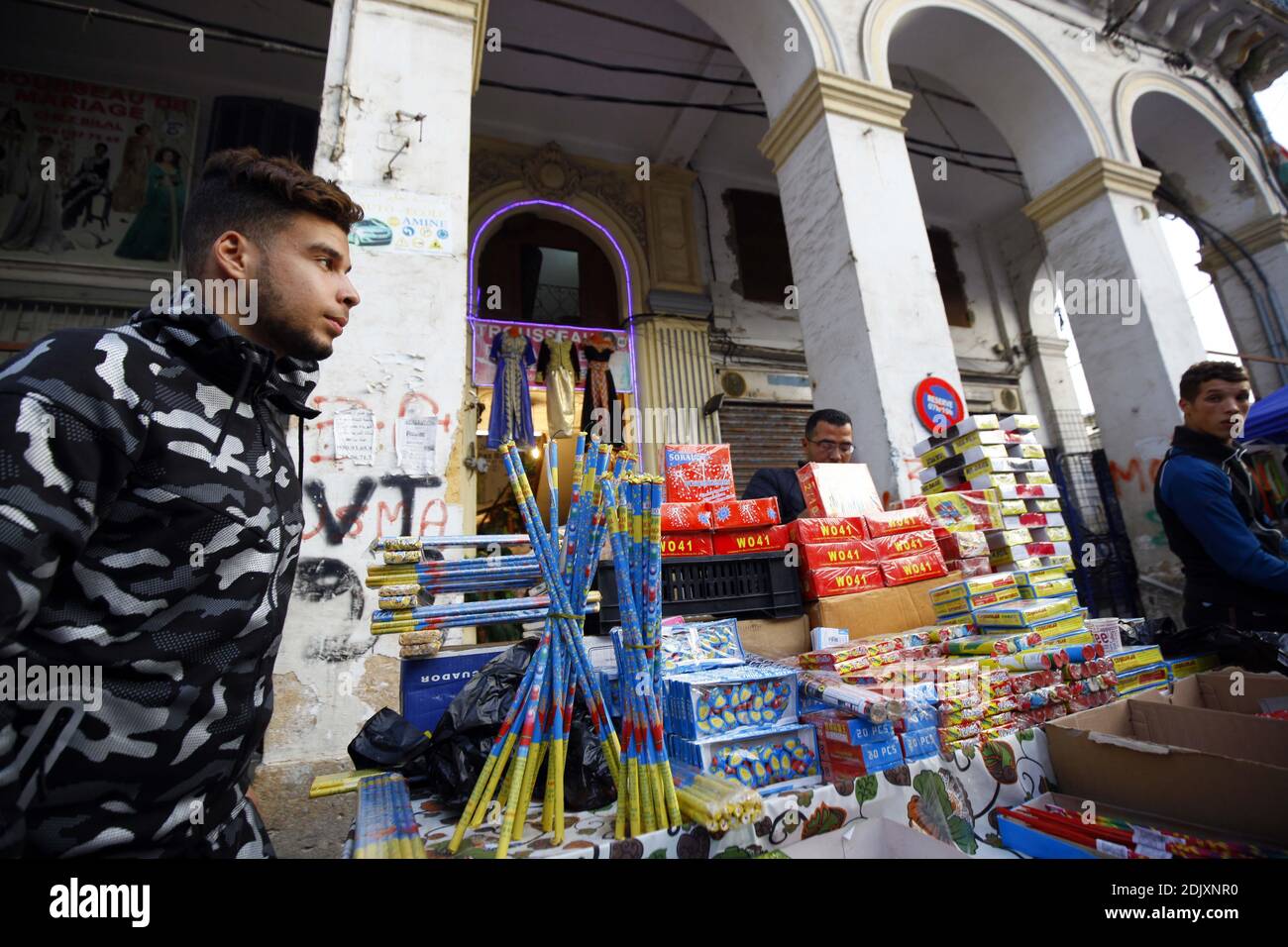 Feux d'artifice et pétards en vente sur le marché de Bab El Oued pour la célébration de Mawlid Ennabaoui Echarif (anniversaire de la naissance du prophète Mohamed) à Alger, en Algérie, le 10 décembre 2016. Photo de Billal Bensalem/ABACAPRESS.COM Banque D'Images
