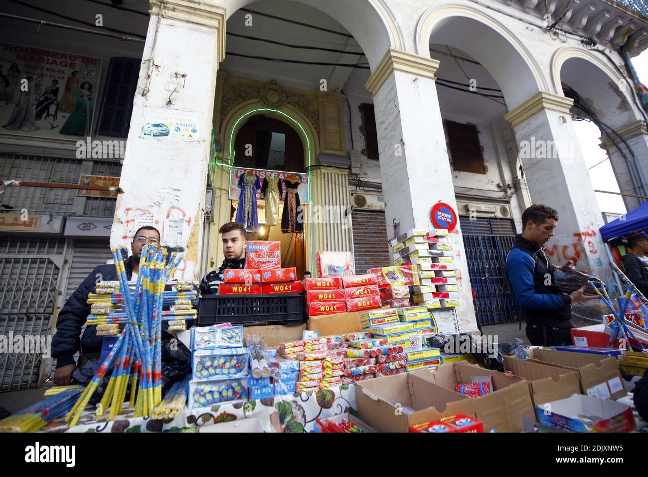 Feux d'artifice et pétards en vente sur le marché de Bab El Oued pour la célébration de Mawlid Ennabaoui Echarif (anniversaire de la naissance du prophète Mohamed) à Alger, en Algérie, le 10 décembre 2016. Photo de Billal Bensalem/ABACAPRESS.COM Banque D'Images