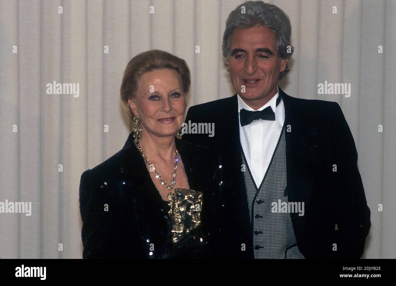 Photo du dossier de l'actrice Michelle Morgan et Jean-Loup Dabadie lors de la 17e cérémonie de César à Paris, France, le 22 février 1992. Michelle Morgan est décédée à 96 ans. Photo par APS Media/ABACAPRESS.COM Banque D'Images