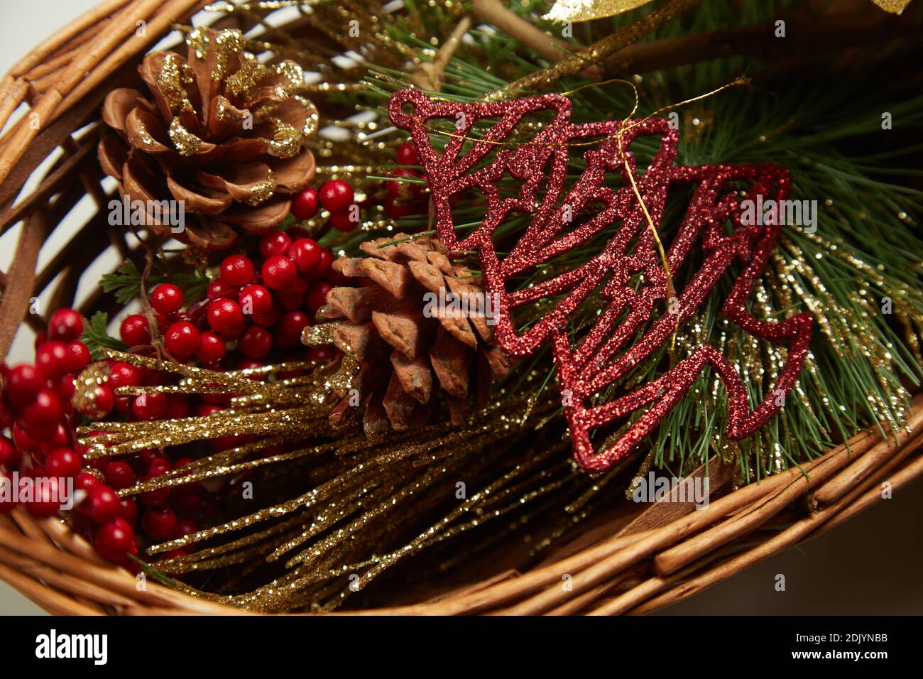 Ensemble de décorations de Noël (éléments) sur un panier gros plan Banque D'Images