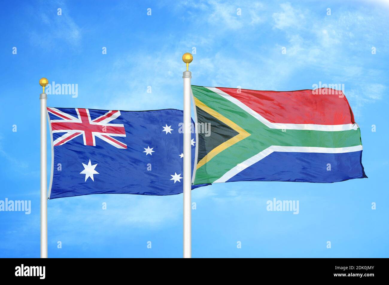 Australie et Afrique du Sud deux drapeaux sur les mâts et le bleu ciel nuageux Banque D'Images