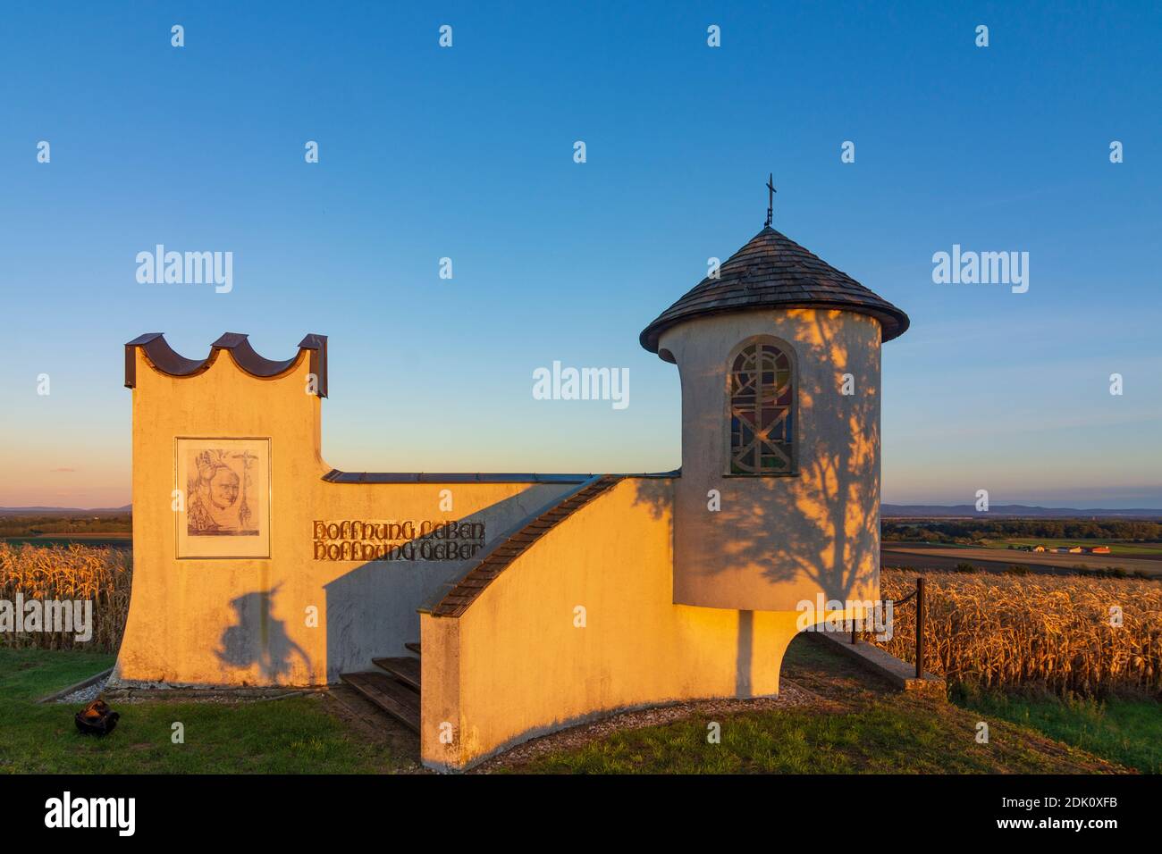 Jedenspeigen, Papstkapelle (Chapelle papale), vue sur la marche et la montagne de petits Carpates en Slovaquie à Weinviertel, Niederösterreich, Basse-Autriche, Autriche Banque D'Images