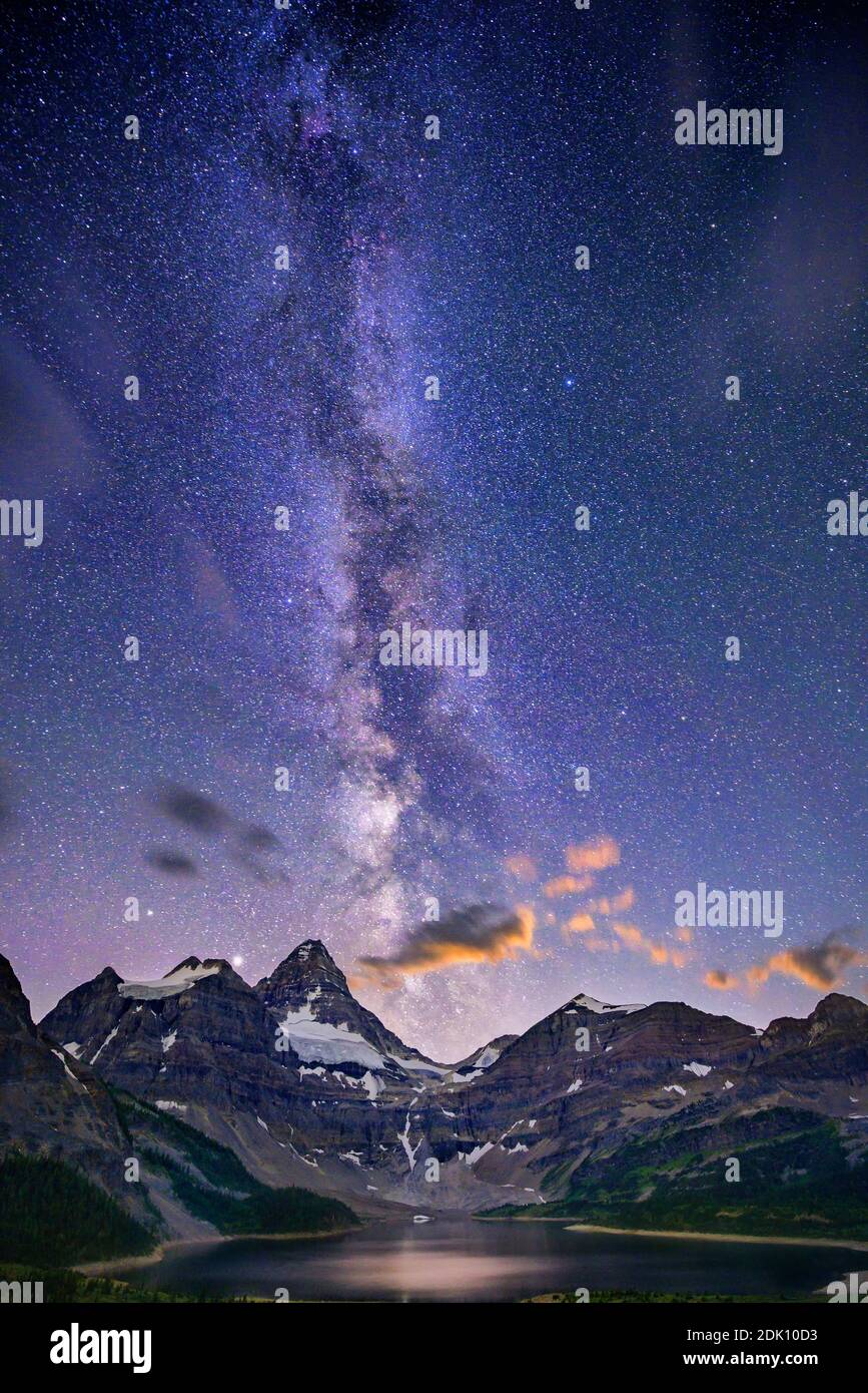 Milky Way au-dessus du mont Assiniboine Banque D'Images