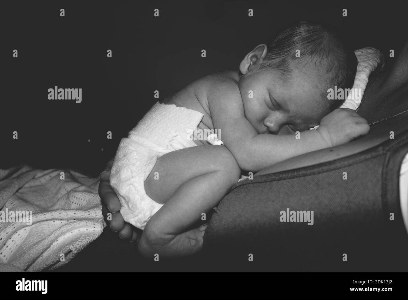 Gros Plan De Bebe Mignon Dormir Sur La Mere Dans Le Noir Photo Stock Alamy