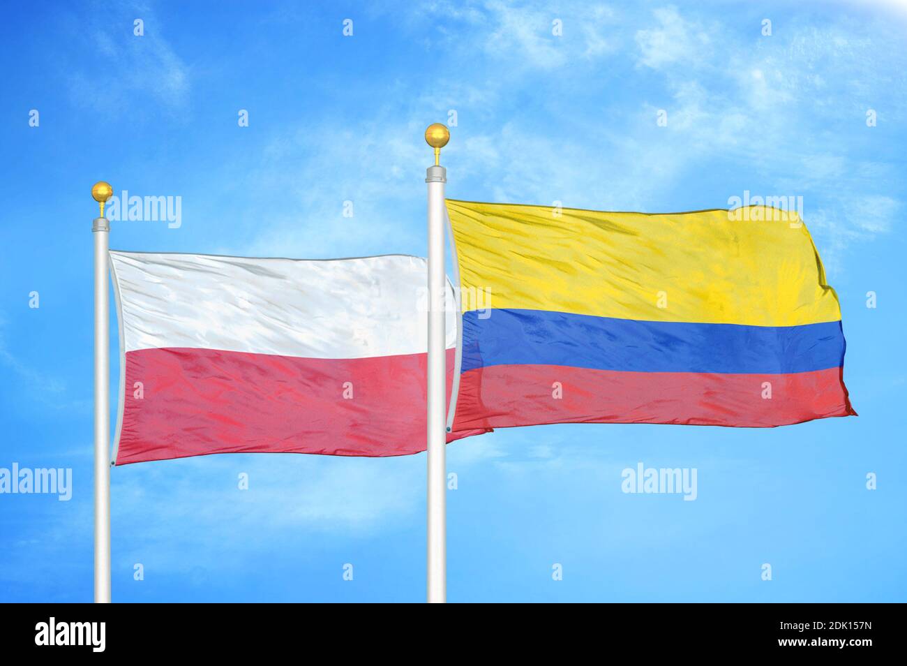 Pologne et Colombie deux drapeaux sur les mâts de drapeaux et bleu nuageux ciel Banque D'Images