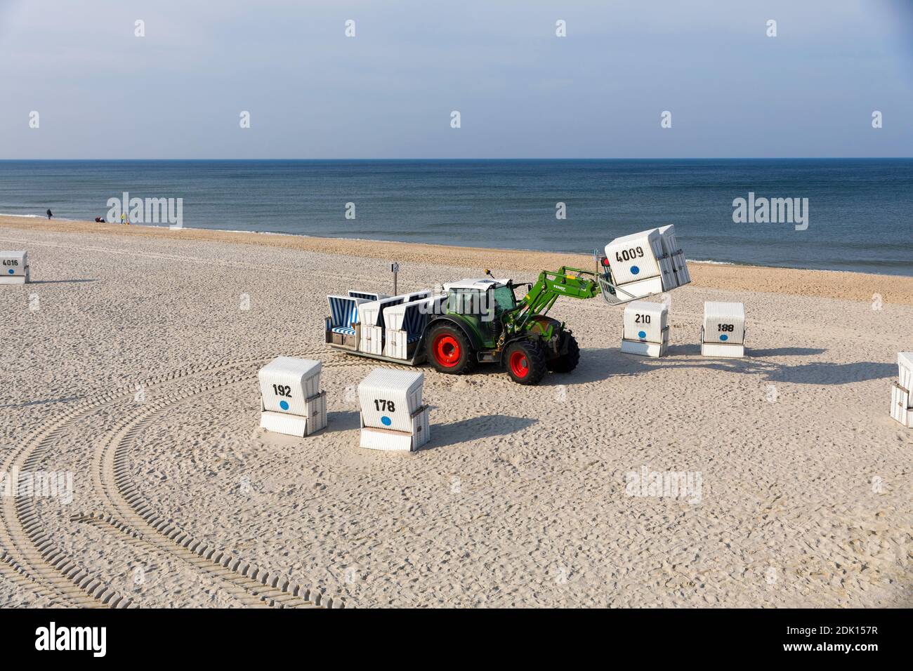 Un tracteur transporte des chaises de plage, Sylt, Schleswig-Holstein, Allemagne Banque D'Images
