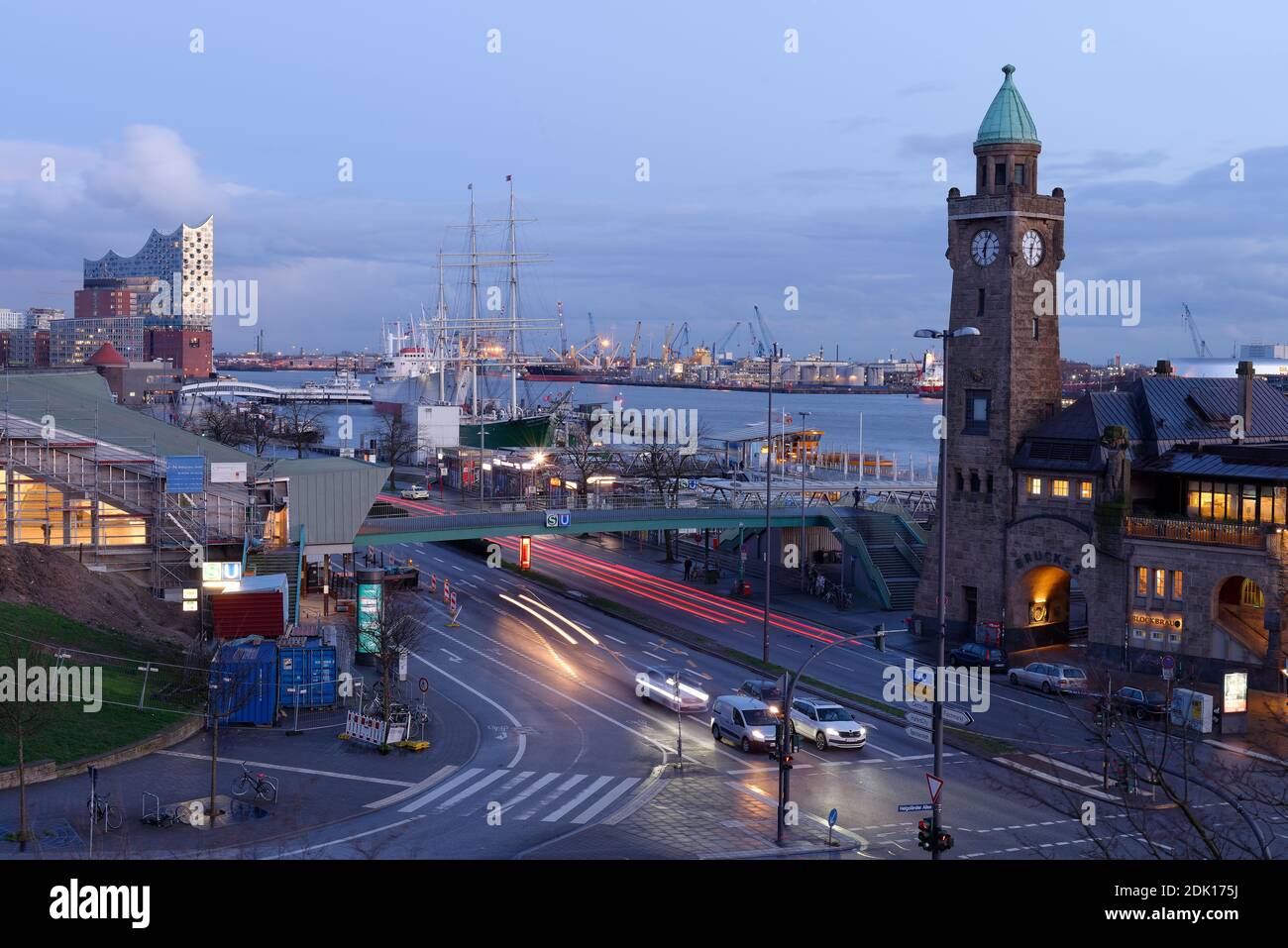 Vue sur la tour de niveau et l'Elbphilharmonie à la Saint Pauli Landungsbrücken dans la lumière du soir, Hambourg, Elbe, ville hanséatique, Port de Hambourg, Allemagne Banque D'Images