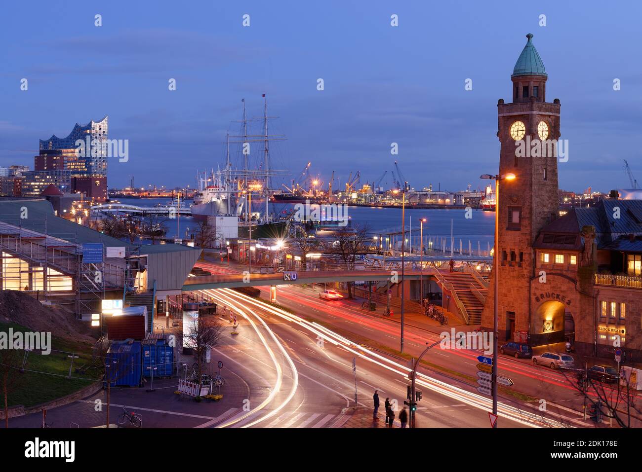 Vue sur la tour de niveau et l'Elbphilharmonie à la Saint Pauli Landungsbrücken dans la lumière du soir, Hambourg, Elbe, ville hanséatique, Port de Hambourg, Allemagne Banque D'Images