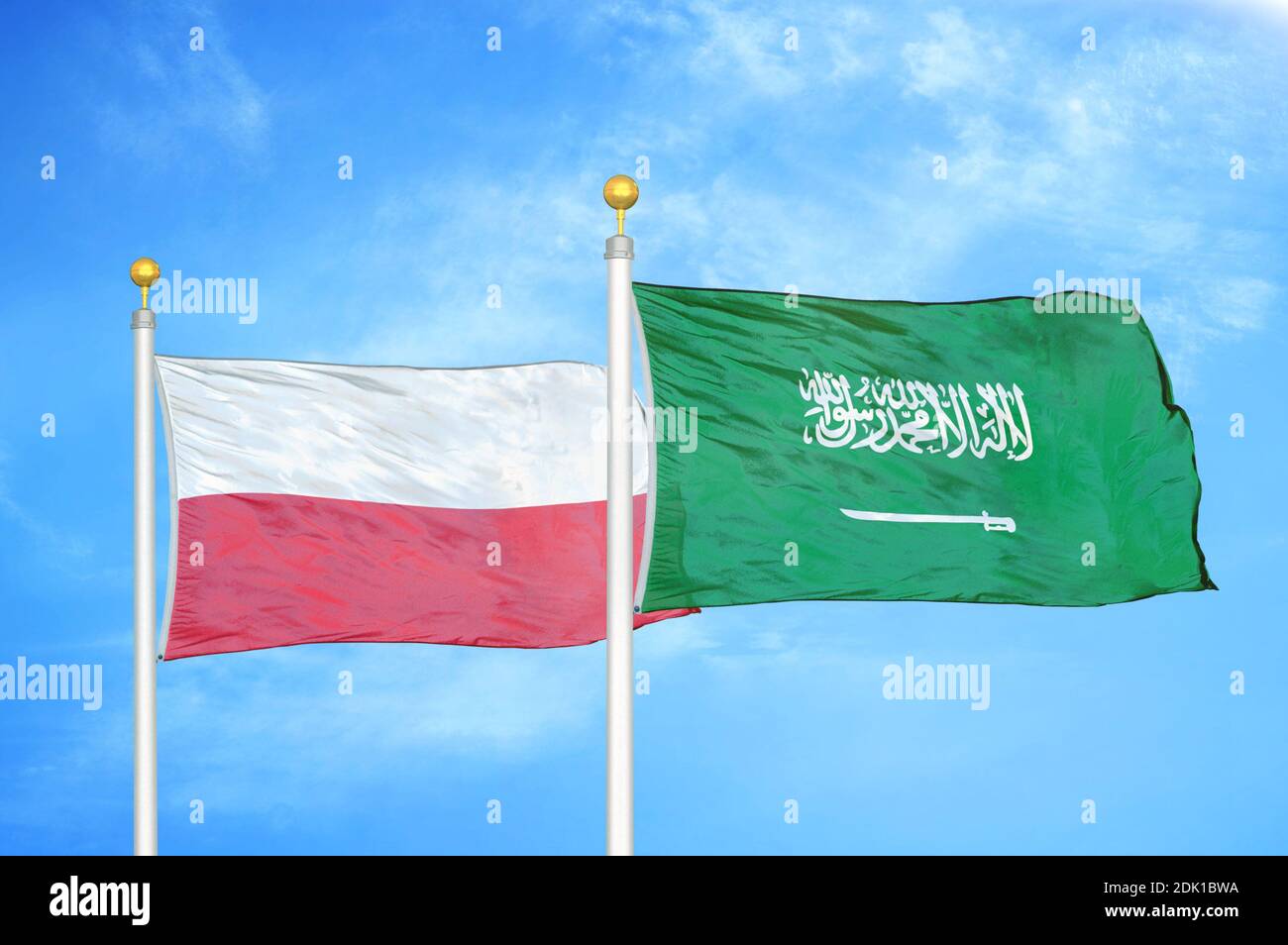 Pologne et Arabie saoudite deux drapeaux sur les mâts de drapeaux et le bleu ciel nuageux Banque D'Images