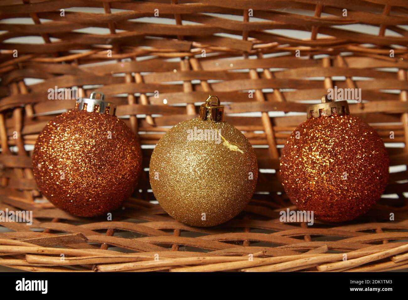 Boules de noël colorées sur un panier en osier gros plan Banque D'Images