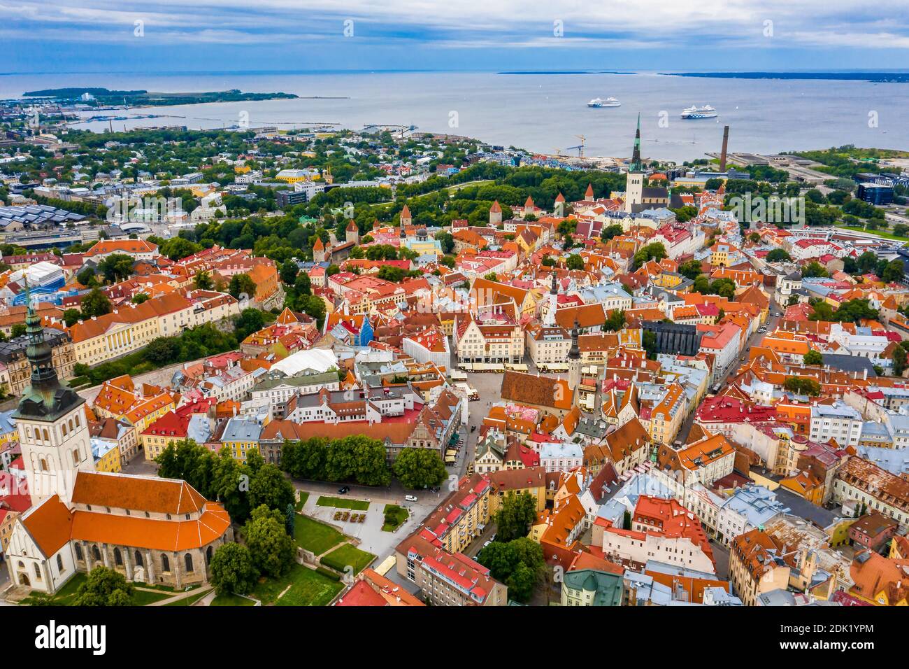 Vue sur la vieille ville de Tallinn entourée par un drone La mer sous un ciel nuageux en Estonie Banque D'Images