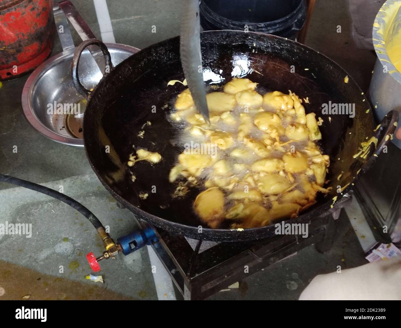 Fabrication de pakora à l'huile chaude, Pakoda de nourriture frite indienne, Bhajiya, Bhajia, Methi Gota, Kanda Bhaji, Pyaz Pakoda, AMA, vada de pomme de terre, aloo Bhajji ou fritte Banque D'Images