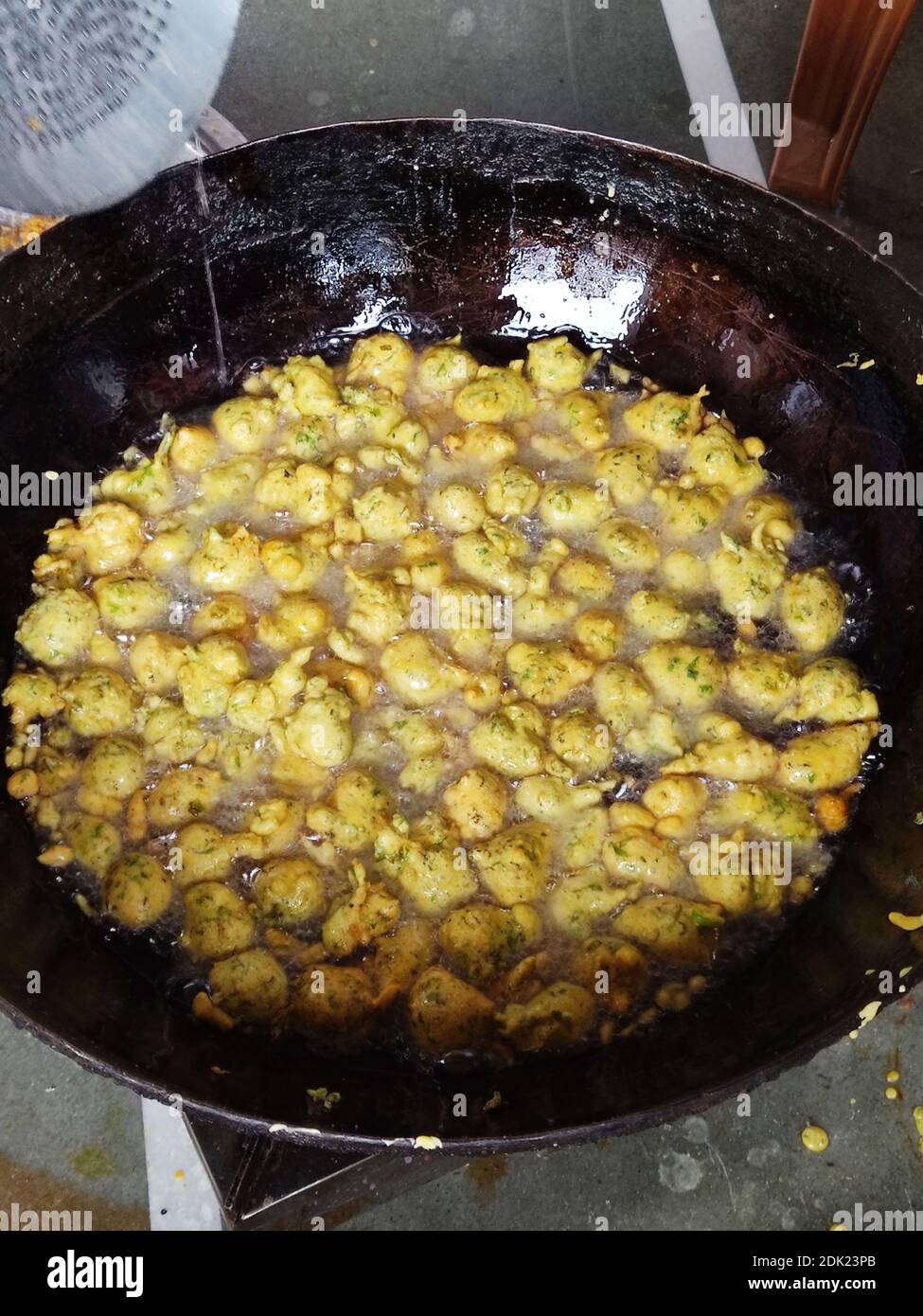 Fabrication de pakora à l'huile chaude, Pakoda de nourriture frite indienne, Bhajiya, Bhajia, Methi Gota, Kanda Bhaji, Pyaz Pakoda, AMA, vada de pomme de terre, aloo Bhajji ou fritte Banque D'Images