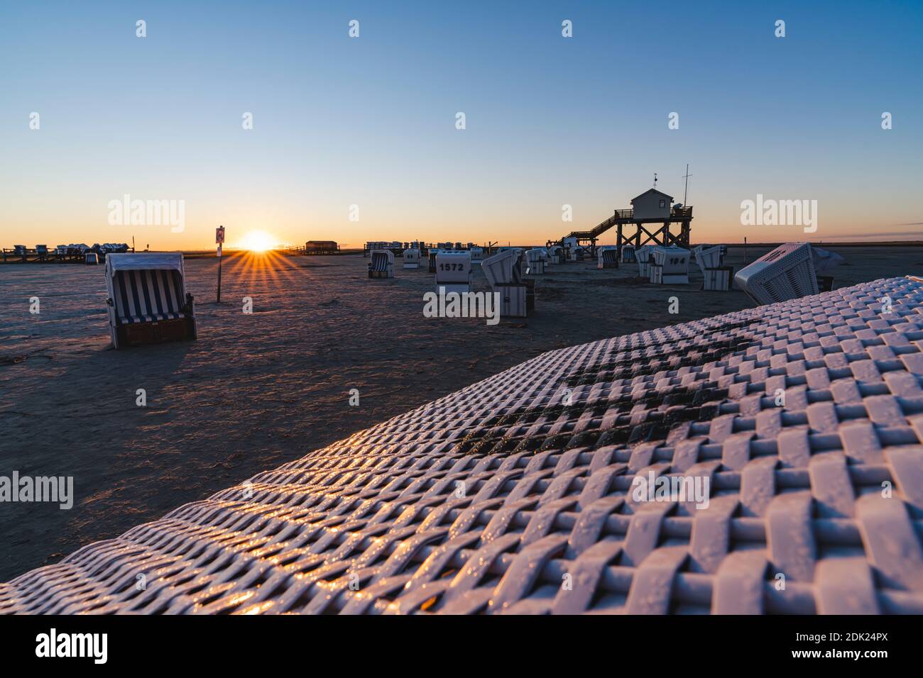 Plage, chaises de plage, pieu, lever du soleil, Sankt Peter-Ording, Mer du Nord, Schleswig-Holstein, Allemagne, Europe Banque D'Images