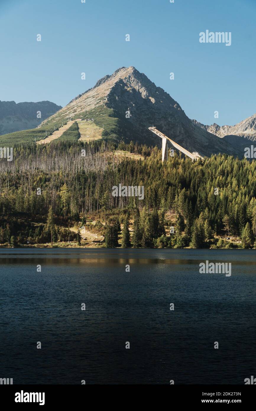 Vue panoramique sur le lac et les montagnes contre Ciel clair Banque D'Images